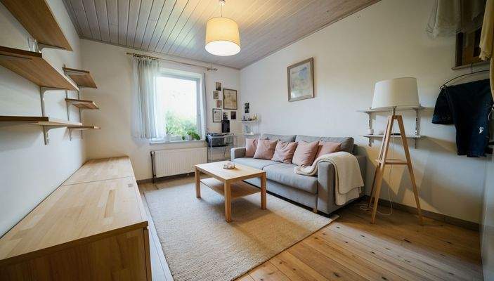 Zimmer mittlere Etage - (KI generiert)