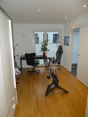 Büro mit Türe zum Bad