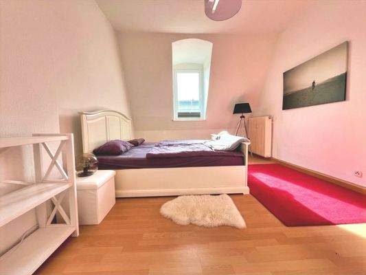 Herrlich geräumig zeigt sich das Schlafzimmer