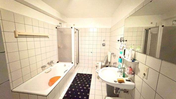 Helles Badezimmer mit Badewanne
