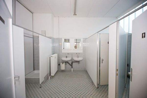 Links Toiletten ...........