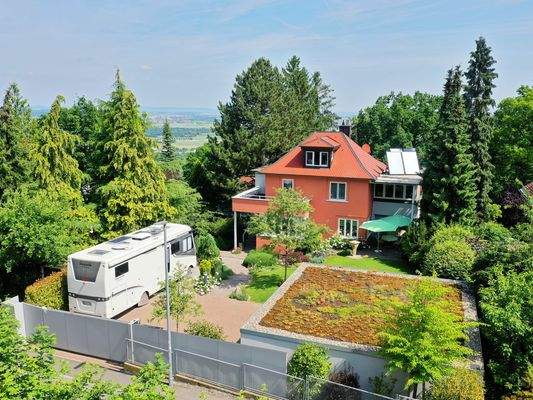 Hausansicht vom Eingangstor mit Garage und Stellplatz aus der Vogelperspektive