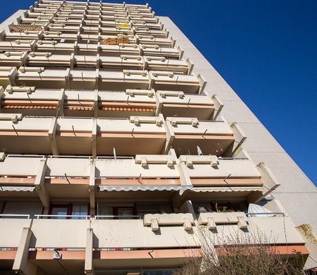 Gepflegtes Hochhaus