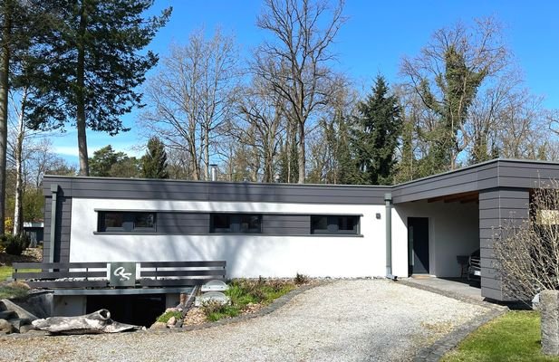 Eingangsseite mit Carport 