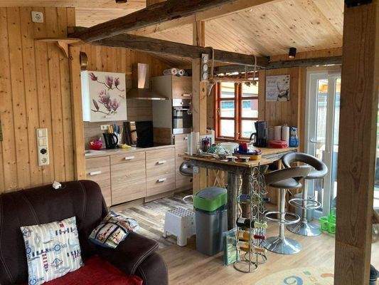 Blick auf die Küchenzeile und den Essbereich