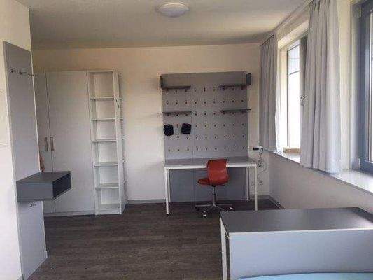 212 Zimmer Blick zum Arbeitsbereich. 