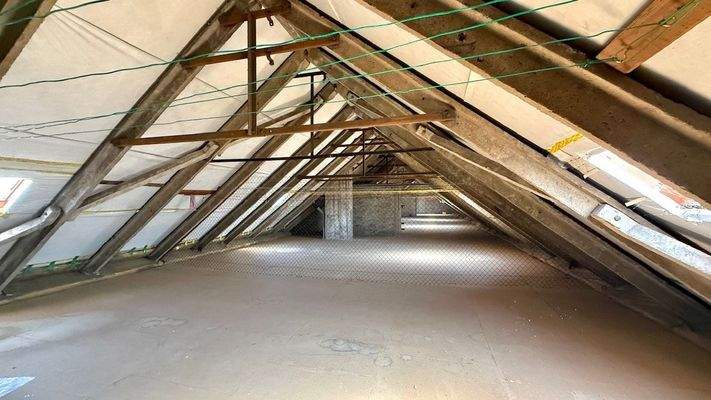 Großflächiger Dachboden