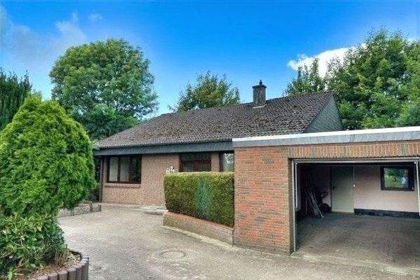 Vorderseite mit Garage