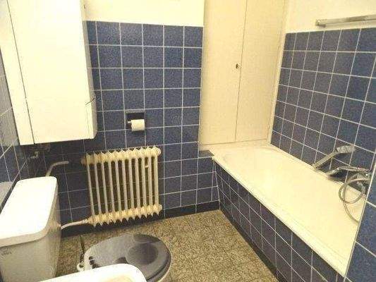 Bad mit Dusche und Wanne