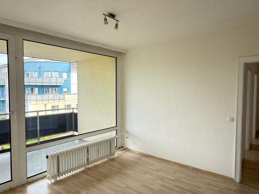 Esszimmer mit Zugang zum Balkon (vorne)