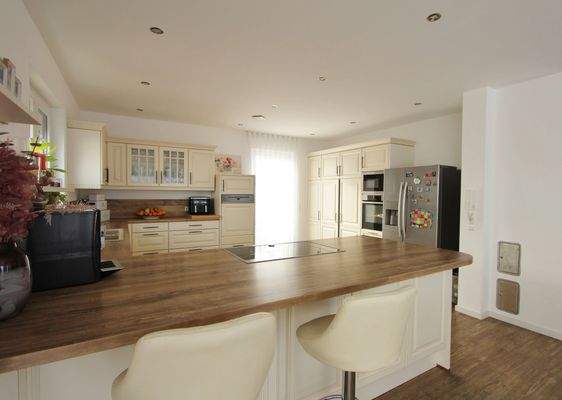 Große Einbauküche mit Sitztheke