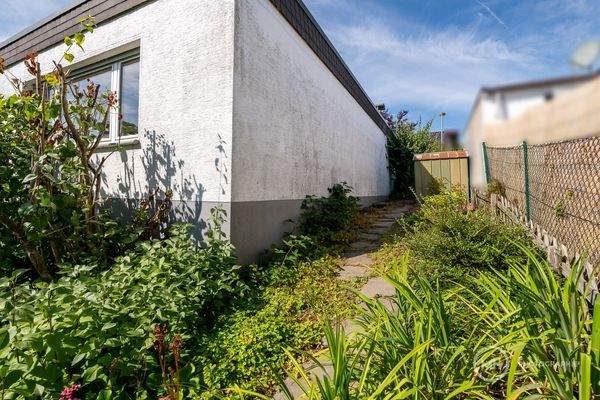 Eckansicht und Zuwegung auf die Forderseite