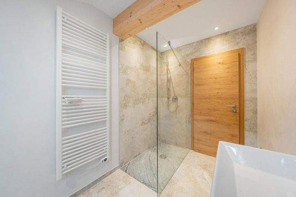 Zweites Badezimmer mit Dusche