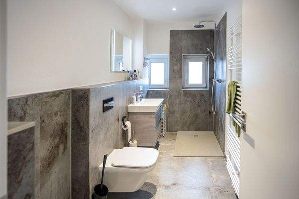 Hochwertiges Bad mit Dusche