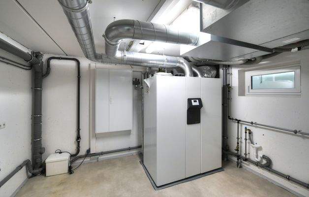 Technikraum mit Luft-Wärmepumpenheizung, Pufferspeicher sowie Lüftungsanlage