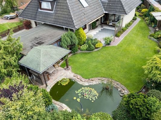 Luftbild mit Garten / Terrasse / Pavillon / Teich 