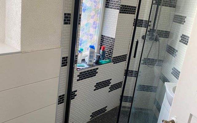 Dusche Zimmer in Esslingen mieten günstig Zeitwohnen bei urbanbnb.jpeg