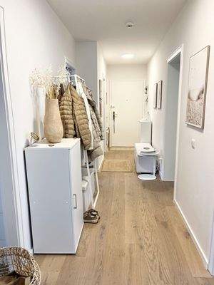 Flur - Blick zur Eingangstür