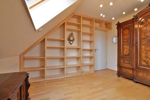 Zimmer 1 mit Einbauregal