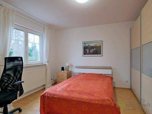 Schlafzimmer mit XXL-Kleideraschrank