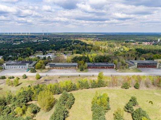 Blick auf die Flugzeughallen