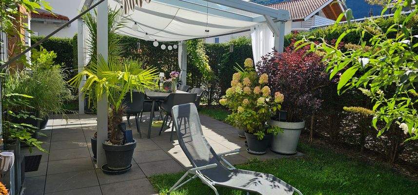 Südterrasse mit Sonnenschutz im Sommer