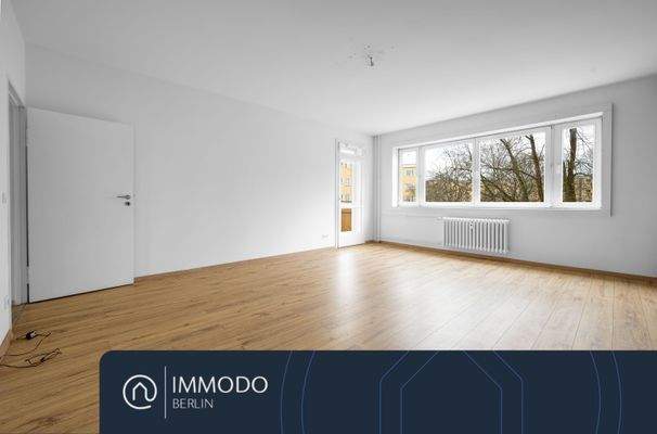 Geräumiges, helles Wohnzimmer mit Balkon