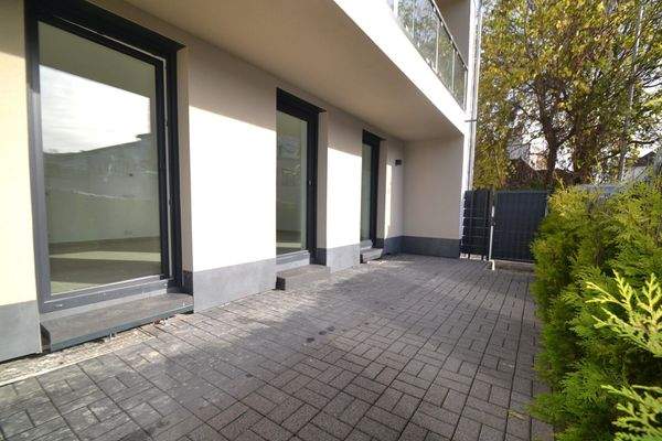 ...auf die großzügige Sonnenterrasse