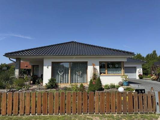 Ansicht auf den Garten und Südseite des Bungalows