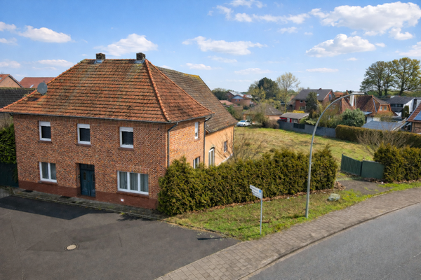 Blick von der Straße auf das ursprüngliche Haupthaus