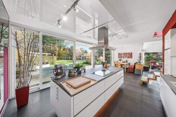 Küche mit Blickrichtung Garten und Essbereich