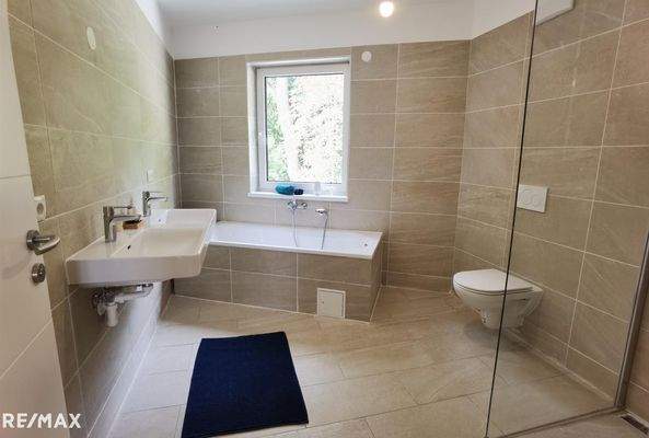 Bad mit Wanne Dusche WC