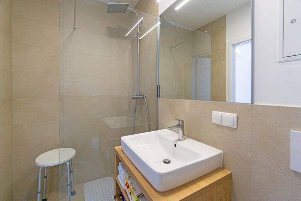 Bad mit Dusche und WC