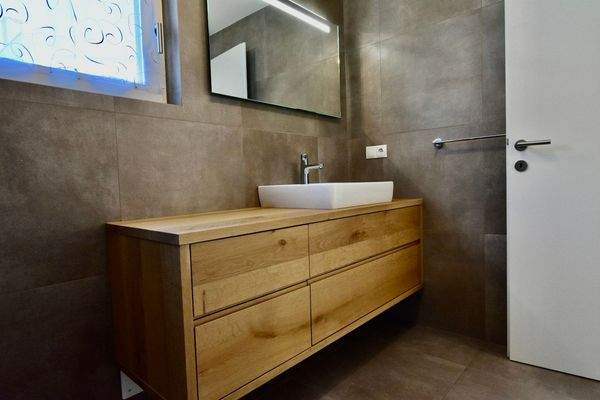 DE | Neuwertige 4-Zimmer-Maisonette in Rabland! 165 m² Garten, 2 Terrassen, Balkon, vollmöbliert, 3 Parkplätze – jetzt besichtigen! IT | Duplex 4 locali come nuovo a Rablà! Giardino 165 m², 2 terrazze, balcone, arredato, 3 posti auto – visita ora! EN | Li