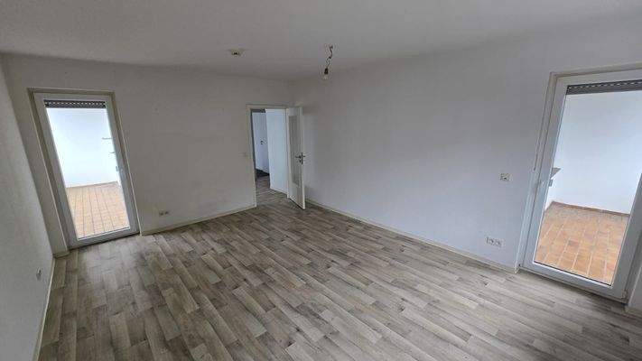 Wohnzimmer mit 2x Balkonen