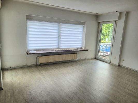 Wohnzimmer mit Zugang zum Balkon