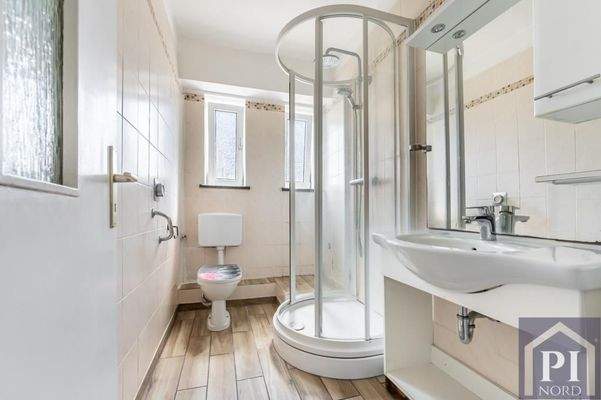 Modernisiertes Duschbad mit Waschmaschinenanschlus