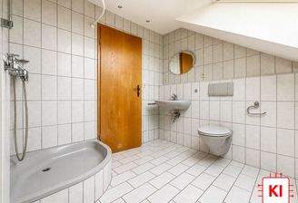 Badezimmer (Dachgeschosswohnung)