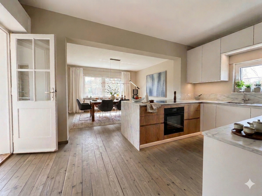 OG Küche mit Zugang auf den Balkon mit Blick ins Esszimmer – KI-Visualisierung