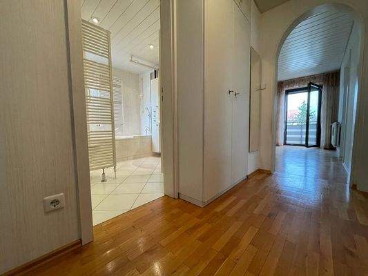 Flurbereich mit Blick ins Vollbad