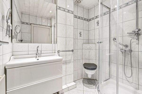 Badezimmer Ansicht Dusche 1.OG