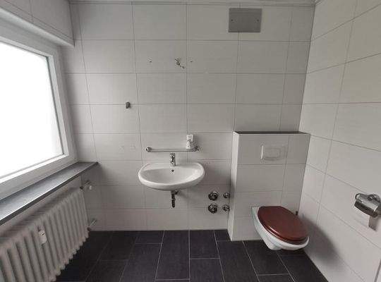 Bad mit Badewanne und Dusche Bild 4