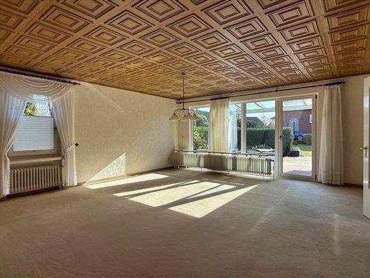 helles Wohn-/Esszimmer mit viel Platz