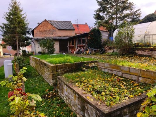 3 - Garten mit Blick zu Werkstatt und Stallungen.j