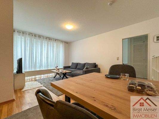 Tisch mit Stühlen für viele Zwecke