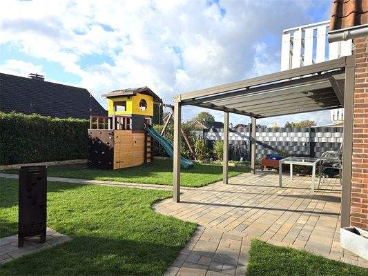 Schön gepflasterte Terrasse un