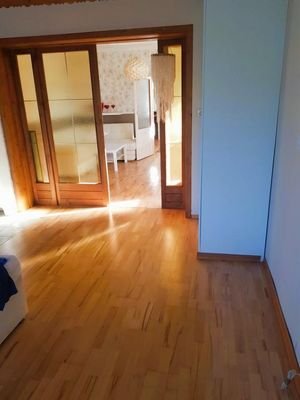 Blick vom Schlafzimmer ins Wohnzimmer