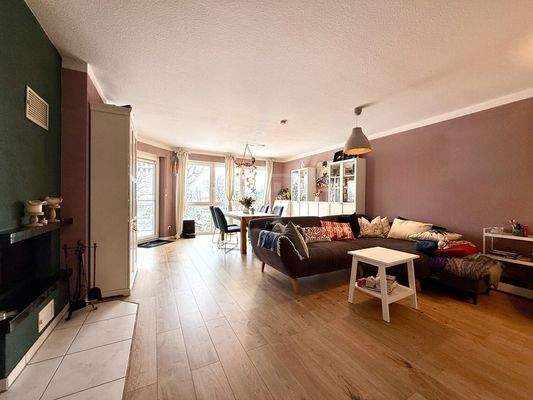 Wohn- und Esszimmer mit Kamin