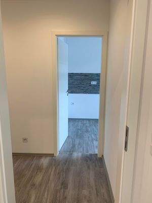 praktische Diele mit Blick zur Küche