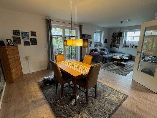 Blick in den Ess- und Wohnbereich